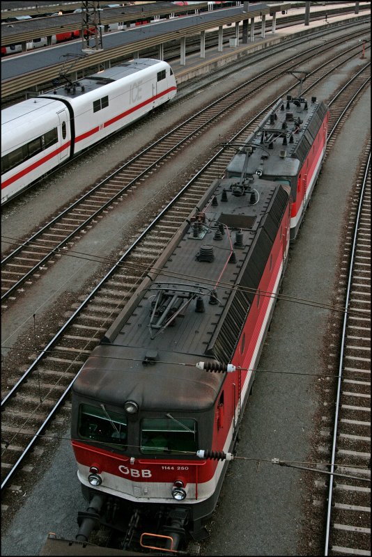 Whrend die Luftpresser der 1144 250 und 1144 206 laufen wartet ein 401er als ICE 109 auf die Weiterfahrt nach Innsbruck Hbf. (09.07.2008)