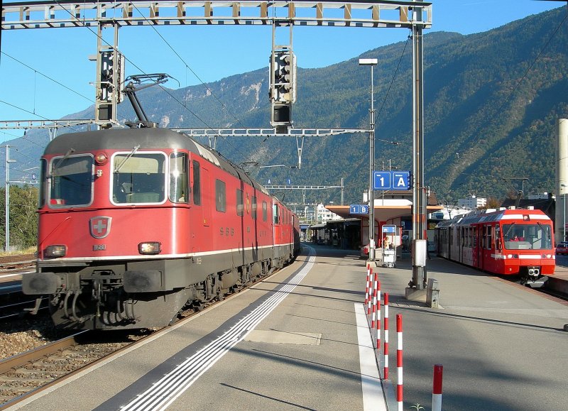 Whrend in Martigny der Mont-Blanc Express auf Reisende nach Chamonix wartet, donnert auf Gleis 1 eine Re 6/6 und zwei Re 4/4 II mit einem Gterzug vorbei.
14. Oktober 2007