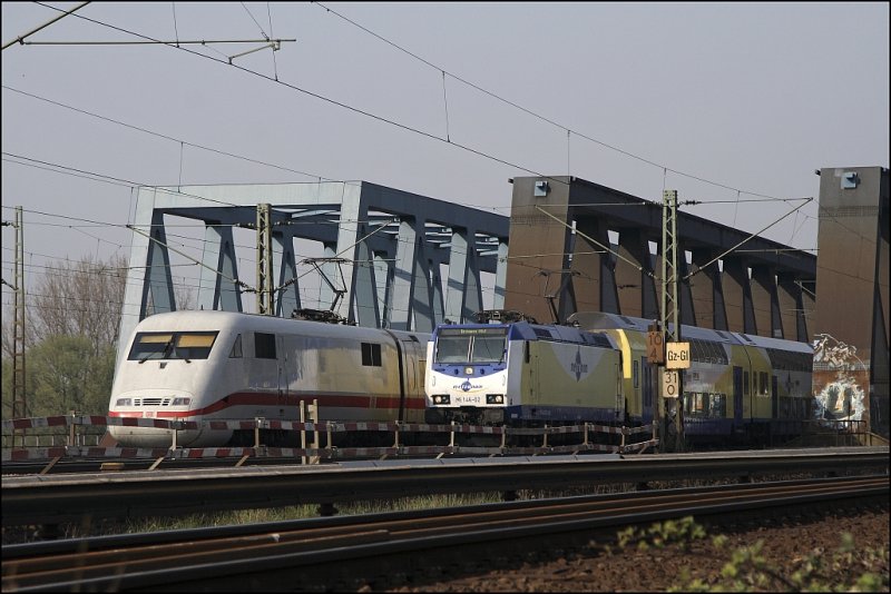 Whrend ME 146-02 (9180 6146 502-0 D-ME)  Hansestadt Lnneburg  mit ihrem ME81164 nach Bremen Hbf auf grn wartet eilt ein 401er als ICE 1026, Regensburg Hbf - Kiel Hbf, ber die Sderelbbrcken zum Hamburger Hauptbahnhof. (11.04.2009)

