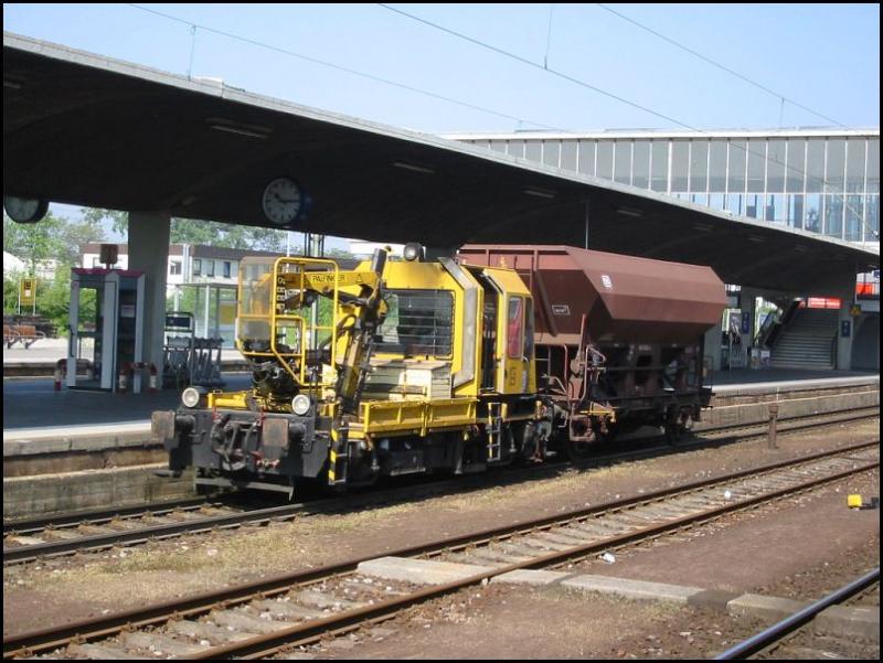 W�hrend meine Heidelberg-Besuchs am 11.05.2006 war dieses Baufahrzeug mit dem angeh�ngten Sch�ttgutwaggon im Hauptbahnhof unterwegs.