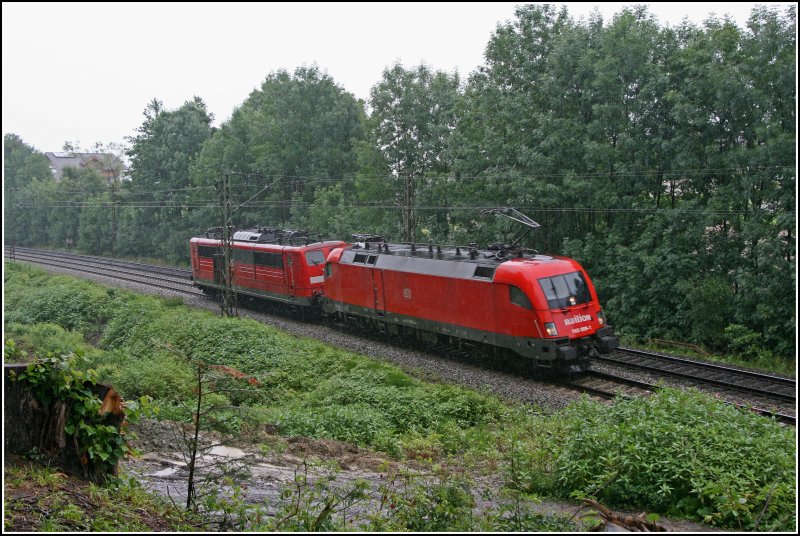 Whrend der Nebel im Hintergrund immer dichter wird, rollen die beiden Nrnberger 182 009 und 151 055 als LZ von Mnchen nach Rosenheim. (02.07.07)