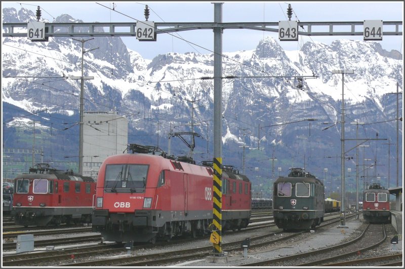 Whrend die sterreicherin 1116 179-1 noch einigermassen aktiv ausschaut, dsen die vier Re 4/4 vor sich hin. Buchs SGmit der Saxerlcke im Hintergrund. (09.04.2008)