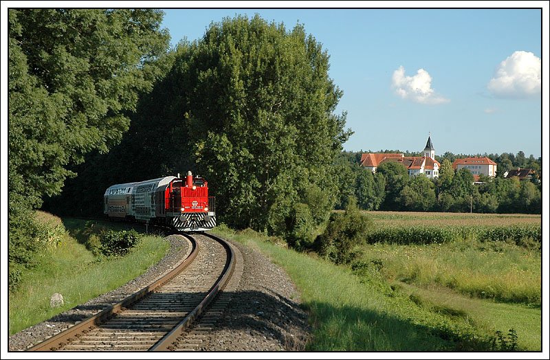 Whrend der Radsaison ist auch an Sonn- und Feiertagen eine Doppelstockgarnitur mit einem Fahrradwaggon auf der GKB unterwegs. R 8578 von Wies auf dem Weg nach Graz kurz vor dem Bahnhof Schwanberg. Gezogen wurde er von 1500.6. Im Hintergrund ist der Ortskern von St. Peter im Sulmtal zu sehen. Die Aufnahme entstand am 15.8.2007.