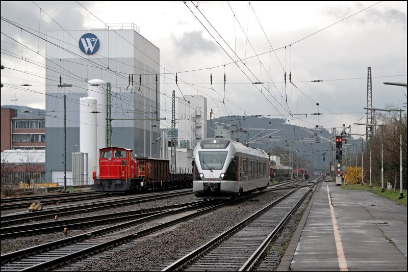 Whrend die Rangierlok der MEG den Werktglichen Gterzug an die 185er schiebt, rollt auf dem Hauptgleis der ET22008 als ABR99730, (RB91  Ruhr-Sieg-Bahn ) nach Siegen, ein. (03.04.2008)