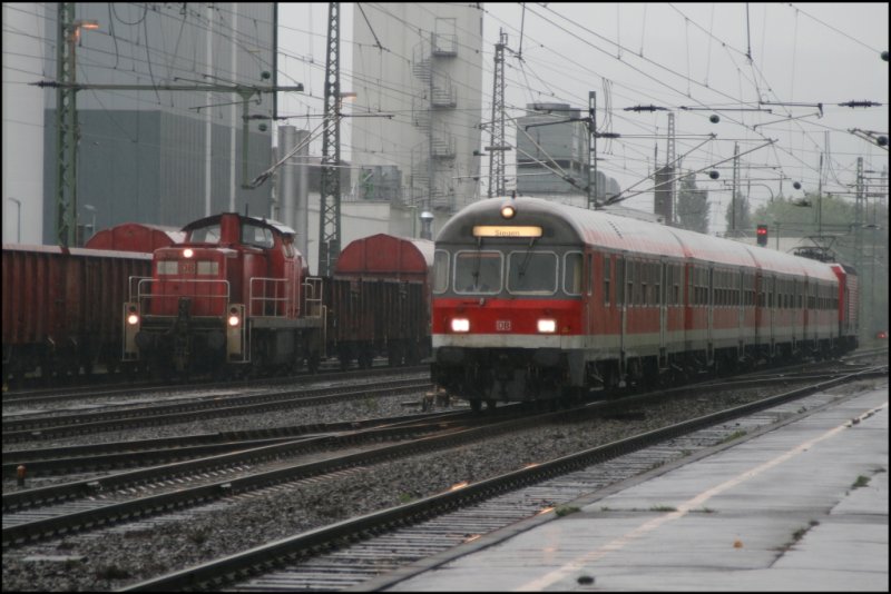 Whrend die RB 39159 als RB91  RUHR-SIEG-BAHN  nach Siegen in Plettenberg einfhrt, rangiert die 294 731 der MEG einige Gterwaggons zusammen. 