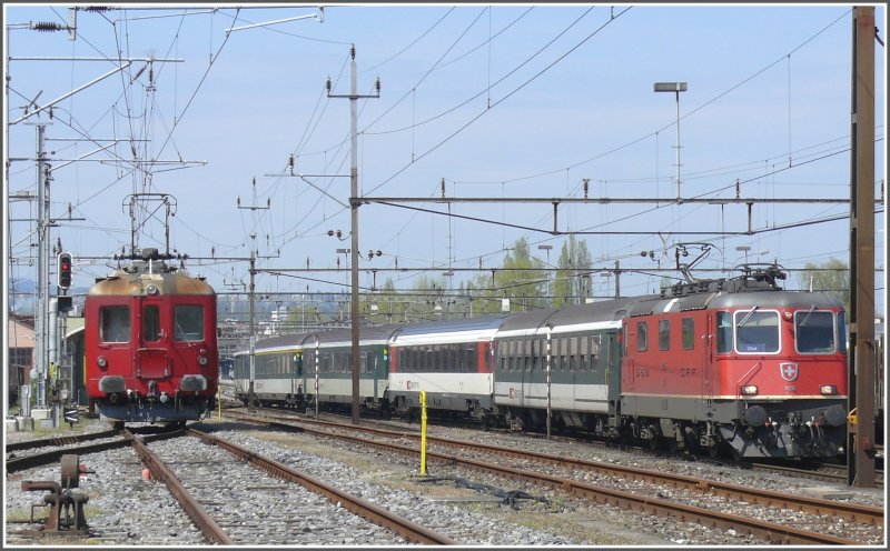 Whrend Re 4/4 II 11215 mit Rheintal Express nach Chur ausfhrt, wartet der ABDeh 2/4 24 vor dem Einfahrsignal von Rorschach auf die Weiterfahrt. Das ist leider auch der jeweils verpasste Anschluss nach Chur. Nebeneffekt: es bleibt eine Stunde zum Fotografieren. (28.04.2008)