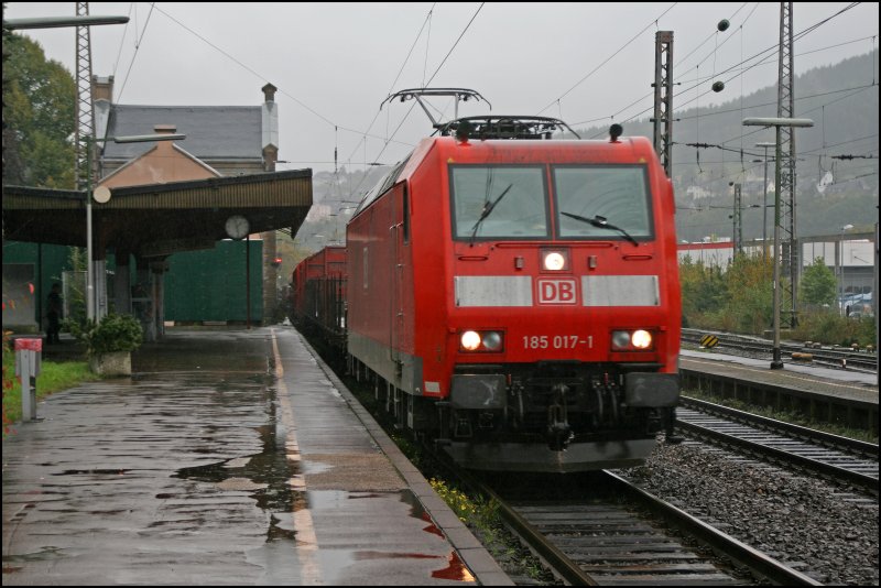 Whrend der Regen wieder zugenommen hat, druchfhrt die 185 017 mit einem Gterzug aus Kreuztal den Bahnhof Plettenberg Richtung Hagen. (29.09.07)