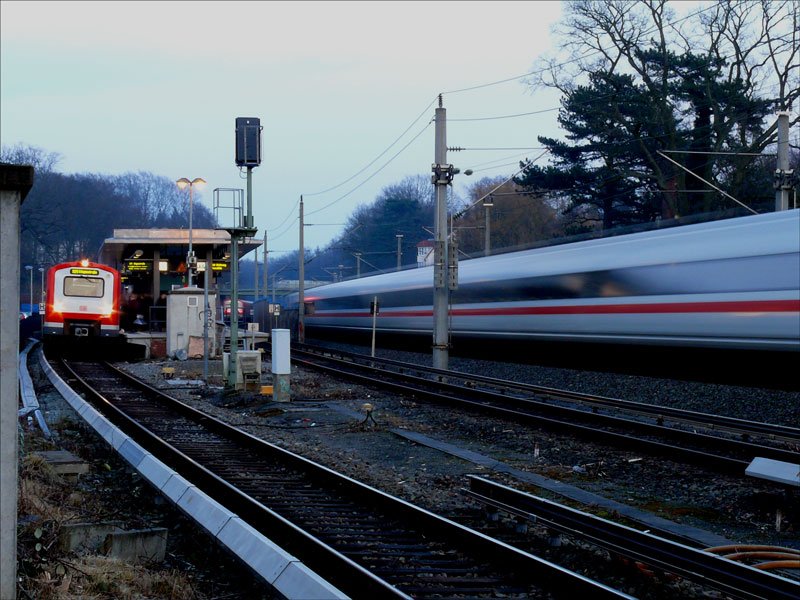 W�hrend die S-Bahn Linie S21 nach Elbgaustar�e an der Station Reinbek steht rauscht auf dem Fernbahngleis ein ICE durch; 06.02.2009
