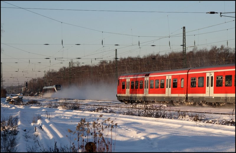 Whrend die S1, nach Dsseldorf Hbf, aus Bochum-Ehrenfeld beschleunigt, rauscht ein ABELLIO FLIRT nach Essen Hbf. (06.01.2009)
