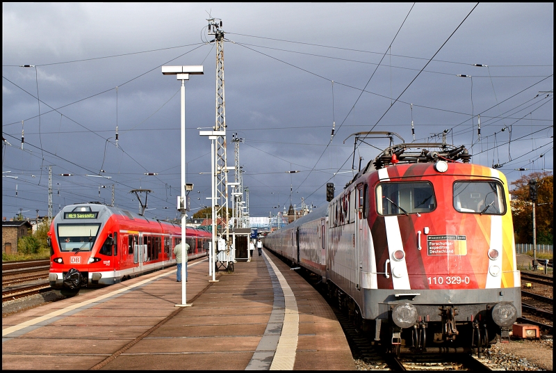 Whrend der ScienExpress der Expedition Zukunft, angefhrt von der 45 Jahre alten 110 329-0, am Morgen des 18.10.2009 im Stralsunder Hbf auf die ersten Besucher wartet, setzt auf dem Nachbargleis ein moderner 429er als RE 33209 von Rostock nach Sassnitz seine Fahrt fort.