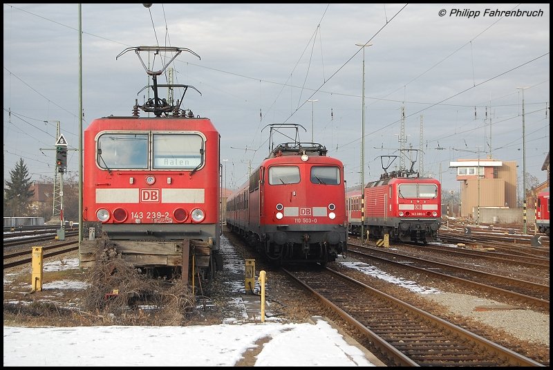 Whrend sich 143 239-2 & 143 880-3 mit ihren Regio-Garnituren im Pendel Stuttgart - Aalen ber das Wochenende vor Neujahr hin in Aalen ausruhen, schleicht 110 503-0 mit ihrer RB 37158 aus Donauwrth auf Gleis 5 in den Aalener Bahnhof, ihre Reise endet dort. Fr sie geht es um 15:35 wieder zurck nach Donauwrth als RB 37159.