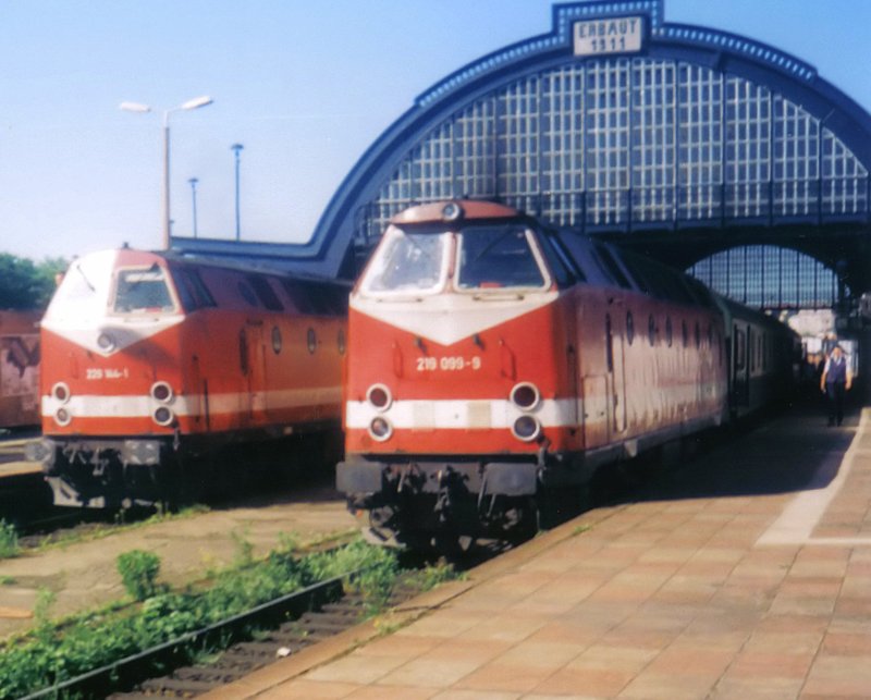 Whrend sich 219 099-9 an die RB nach Altenberg gesetzt hat, rollt auf dem Nachbargleis 229 144-1 mit dem RE Erfurt-Glauchau in den Hauptbahnhof Gera ein. Hier im Mai 2000.