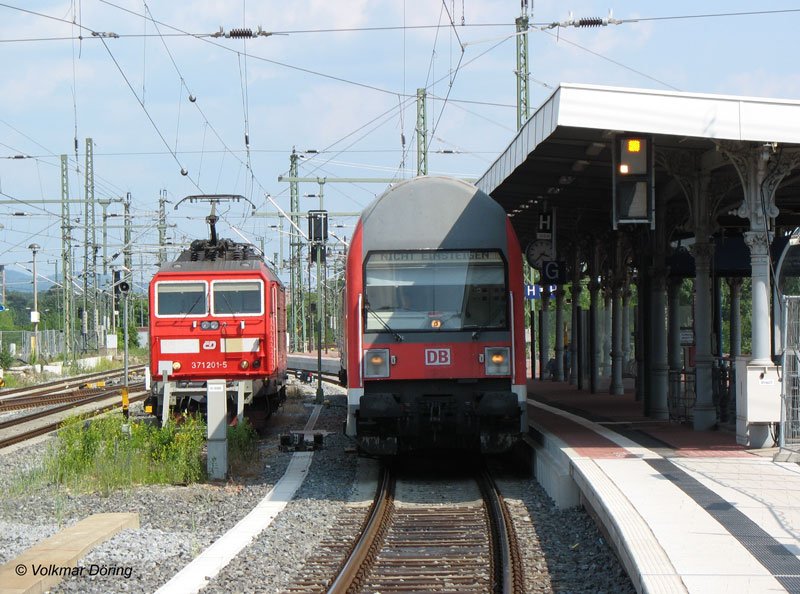 Whrend sich 371 201, die CD-Lok in Farbgebung DB (ex 180 001), in die Warteposition begibt, kommt auf Gleis 2 eine RB mit Dosto-Steuerwagen voraus - Dresden Hbf., 24.05.2007
