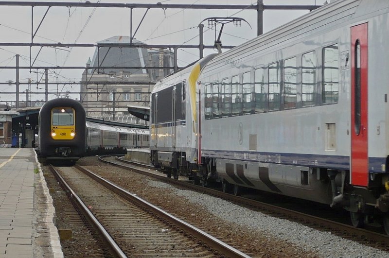 Whrend sich die Gumminase nach Antwerpen C noch etwas  ausruhen  darf, macht sich der IC mit der 1360 auf dem Weg nach Eupen.
Die Aufnahme entstand am trben 27.05.09 in Oostende.

P.S: Bahngru nach Luxembourg, an Hans und Jeanny - und wenn ich schon dabei bin, auch an den anderen Kollegen, der Bahnbilder.de Gemeinde!!