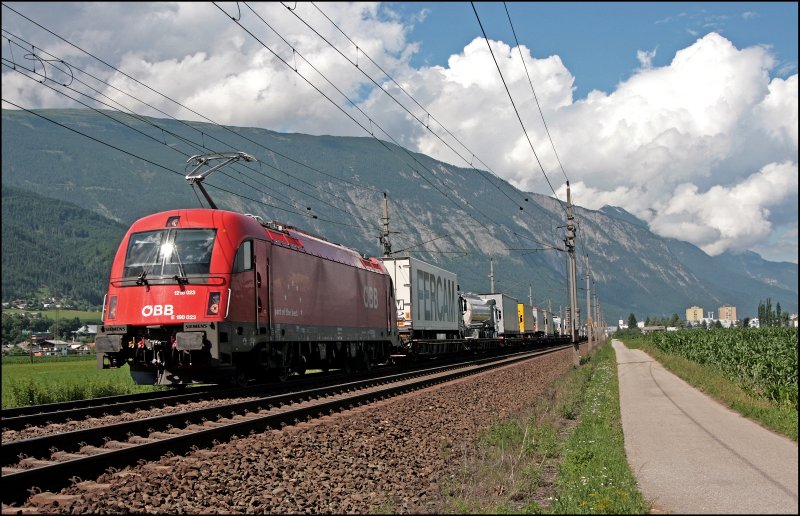Whrend sich die Lkw-Fahrer aussruhen, schleppt schn saubere 1216 023 (E190 023) eine volle RoLa zum Terminal Brennersee. (08.07.2008)
