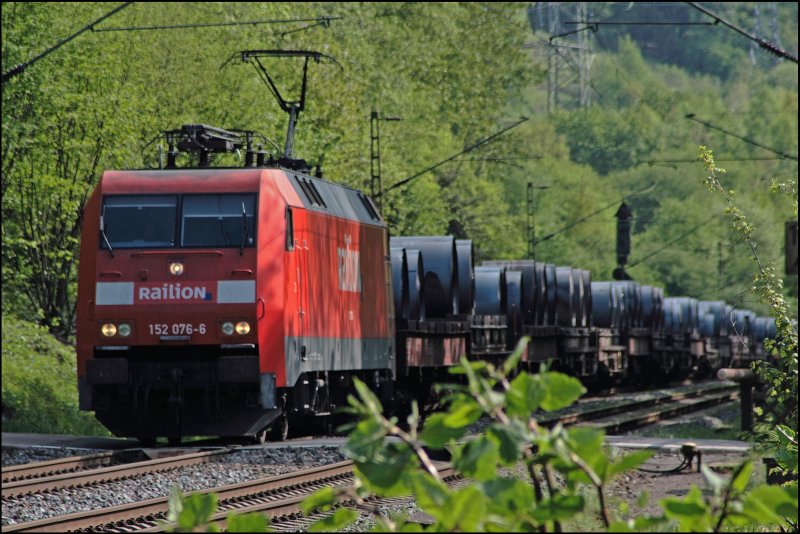 W�hrend sich die Pflanzen im leichten Wind bewegen und sich an der Sonne erfreuen, ist die 152 076 mit dem stark versp�teten 62389 auf dem Weg nach Kreuztal. (06.05.20008) 

