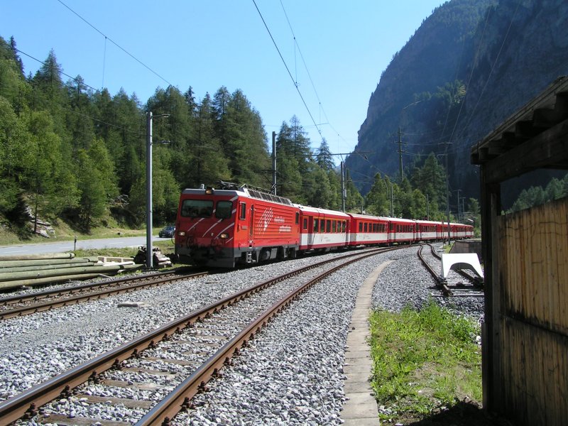 Whrend einer Sonderfahrt am 05.08.07: Halt zwischen Herbrigggen und St.Niklaus wegen einer Zugkreuzung. Hier ein Regionalzug bei der Talfahrt in Richtung Visp.