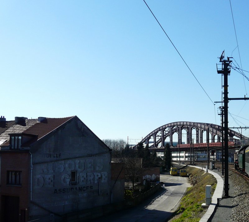 Whrend der Sonderfahrt ist der Zug unter vielen Brcken hindurch gefahren. Diese Brcke steht kurz hinter dem Bahnhof von Schaarbeek.  17.02.08.