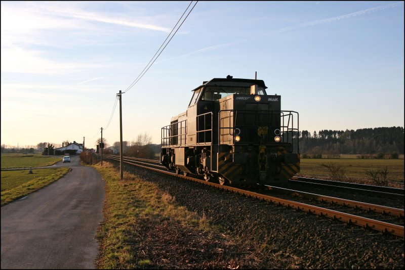 ...Whrend die Sonne die letzen Strahlen des Tages ausstrahlt, rollt endlich die  Schwatte  ins Visier:
Sieht aus wie neu, ist sie aber nicht ganz, denn die MRCE 1001013 war zwischen 1999 und 2005 als Lok 822 bei der RBH im Einsatz. Bis 2006 war sie noch bei anderen Privatbahnen unterwegs bevor sie im Mrz an die Mitsui Rail Capital Europe B.V aus Amsterdam verkauft wurde. Die Mitsui Group ist ein  Mischkonzern  und gehrt zu den Umsatzstrksten Unternehmen der Welt! 
