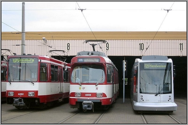Whrend der Tage der offenen Tr im Betriebshof Heerdt der Dsseldorfer Rheinbahn am 12. und 13.05.2007 waren nicht nur historische, sondern natrlich auch aktuelle Fahrzeuge der Rheinbahn zu sehen. Hier im Bild sieht man links die beiden Stadtbahn-Triebwagen 4262 (B80, Baujahr 1988) und 3209 (GT8SU, Baujahr 1974), rechts die Straenbahn 2019 (NF10, Baujahr 2002). Der Betriebshof Heerdt betreut hauptschlich die Stadtbahnen. (13.05.2007)