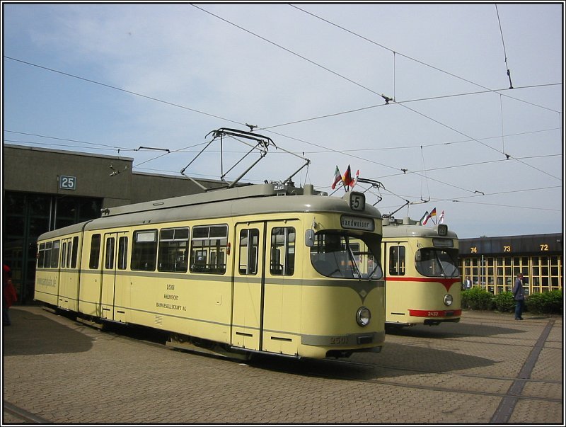W�hrend der Tage der offenen T�r im Betriebshof Heerdt der D�sseldorfer Rheinbahn am 12. und 13.05.2007 waren zahlreiche historische Stra�enbahnfahrzeuge ausgestellt. Im Vordergrund ist der GT6-Triebwagen 2501 aus dem Jahr 1956 zu sehen. GT6-Triebwagen 2432 weiter hinten ist lt. Rheinbahn-Homepage noch im aktiven Dienst. (13.05.2007)
