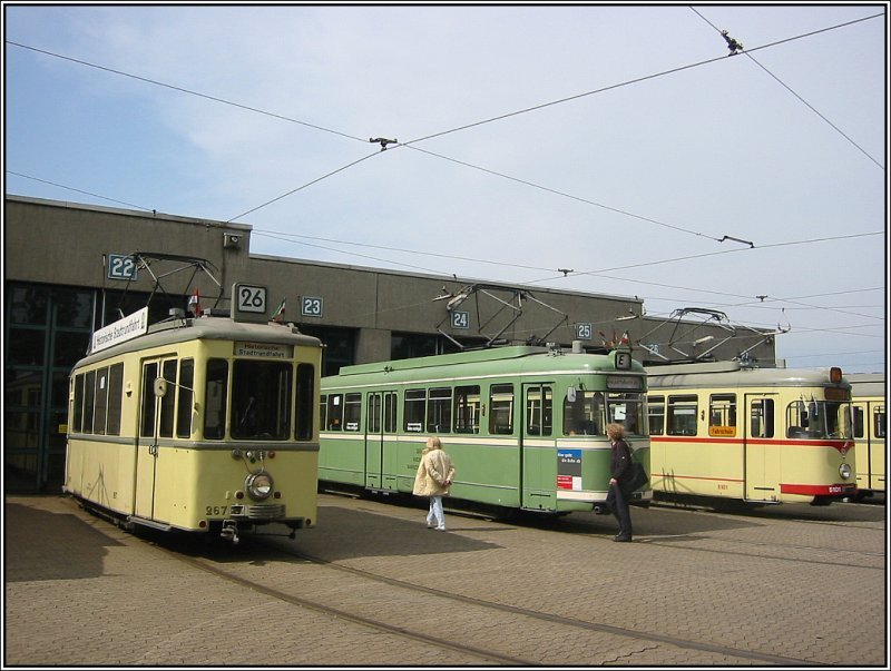 Whrend der Tage der offenen Tr im Betriebshof Heerdt der Dsseldorfer Rheinbahn am 12. und 13.05.2007 waren zahlreiche historische Straenbahnfahrzeuge ausgestellt. Links ist Triebwagen 267 aus dem Jahr 1937 zu sehen. (13.05.2007)