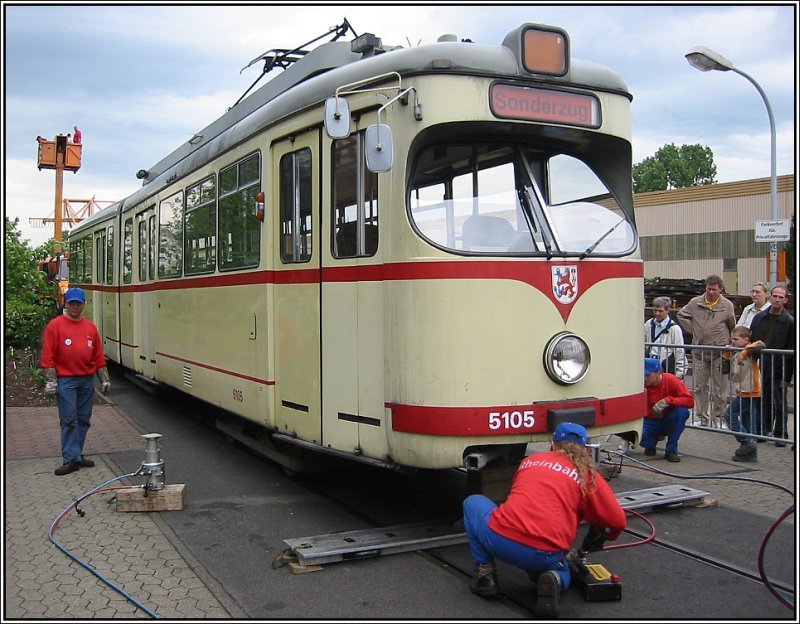 Whrend der Tage der offenen Tr im Betriebshof Heerdt der Dsseldorfer Rheinbahn am 12. und 13.05.2007 wurde an dem Fahrschulwagen 5101 das Eingleisen einer Straenbahn demonstriert. (13.05.2007)
