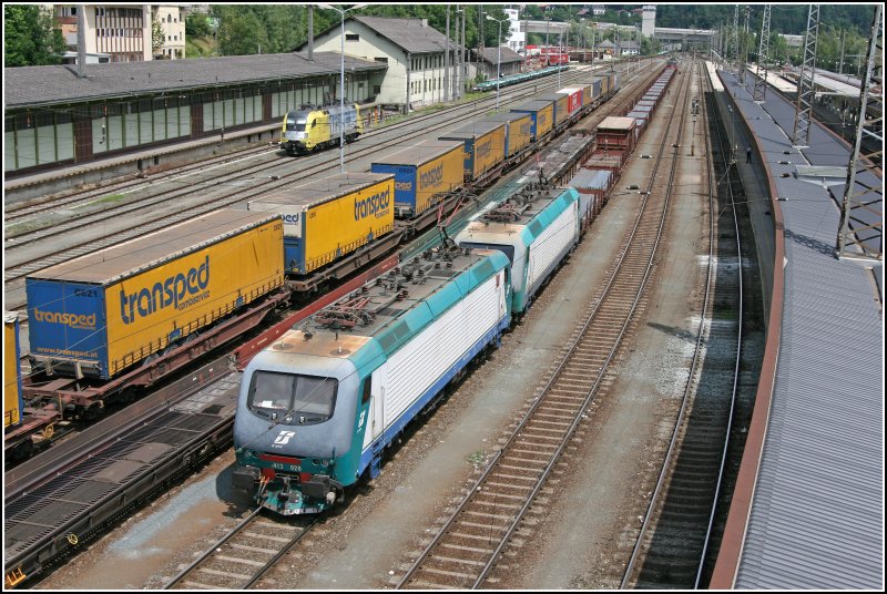 Whrend der  TRANSPED-EXPRESS  sich auf den Weg zum Brenner macht, rollen auf dem Seitengleis die 9183 0 412 020-0 und 9183 0 412 011-9 mit dem Stahlbrammenzug 48819 von Henningsdorf nach Verona PV ein. (30.06.07)
