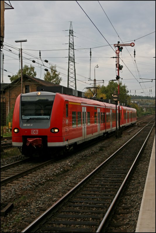 Whrend der berbetrieblichen Ausbilung in Kreuztal, fahren
426 021/521 und 426 027/527 als RE16 (RE 29681)  RUHR-SIEG-EXPRESS  nach Siegen ein. (01.10.07)