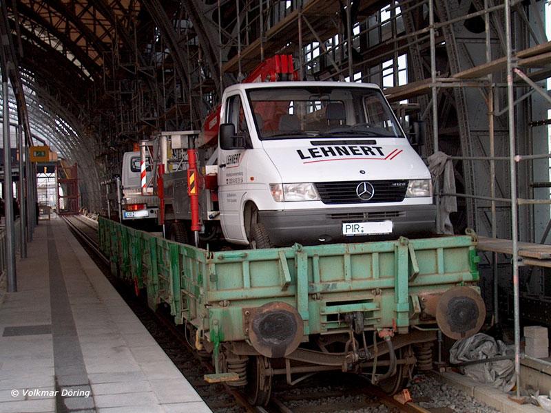Whrend der umfangreichen Bauarbeiten am Dresdner Hauptbahnhof: Straenfahrzeuge huckepack auf Schienenfahrzeug auf Gleis 19 , 15.11.2003
