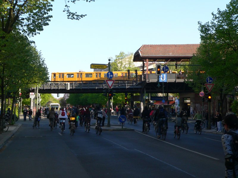 Whrend unten die Demonstration  Stopp A100  den sonstigen Verkehr zeitweise verdrngt, luft der Betrieb bei der U-Bahn normal. Bahnhof Schlesisches Tor, 19.4.2009 (Mehr Informationen auf www.stop-a100.de)