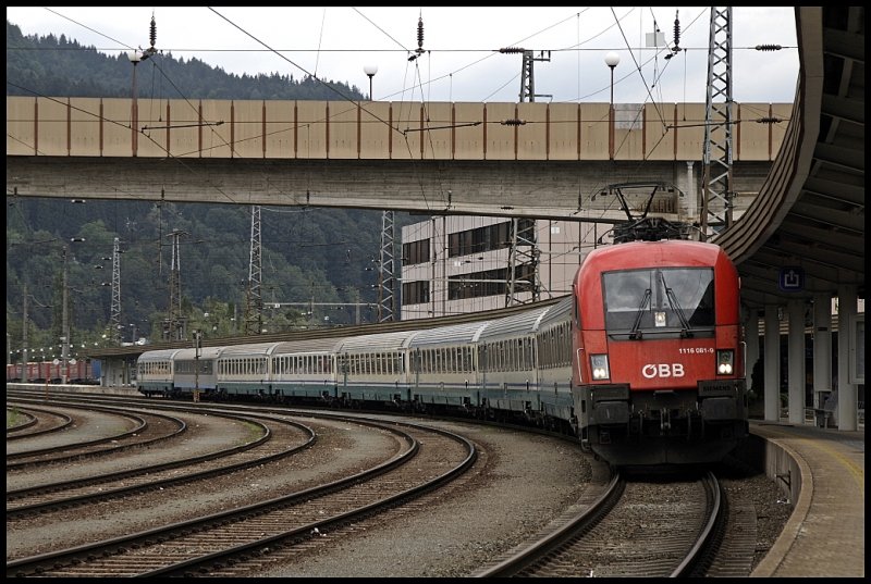 Whrend der  WINNER  den Bahnhof in Richtung Norden verlsst, rollt auf Gleis 3 der EC 87  TIEPOLO , Mnchen Hbf - Venezia Santa Lucia, mit der Zuglok 1116 081 ein.

