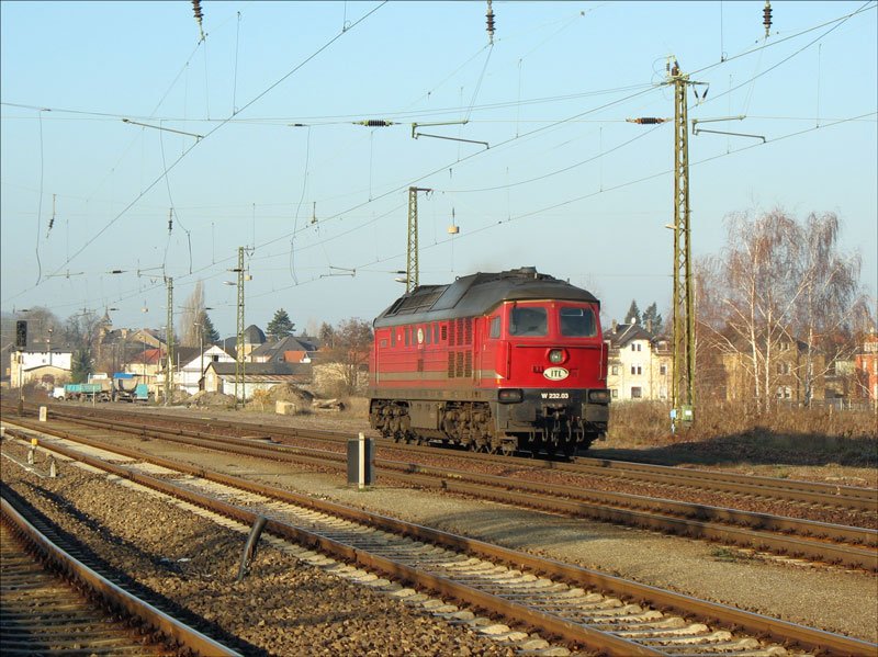 Whrend wir auf die Sonderzge mit 03 1010 und 03 2204 warten, kommt in der Gegenrichtung die Ludmilla W 232.03 (ex DB 242 005)  von ITL vorbei - bei Dresden-Cossebaude, 02.12.2006 
