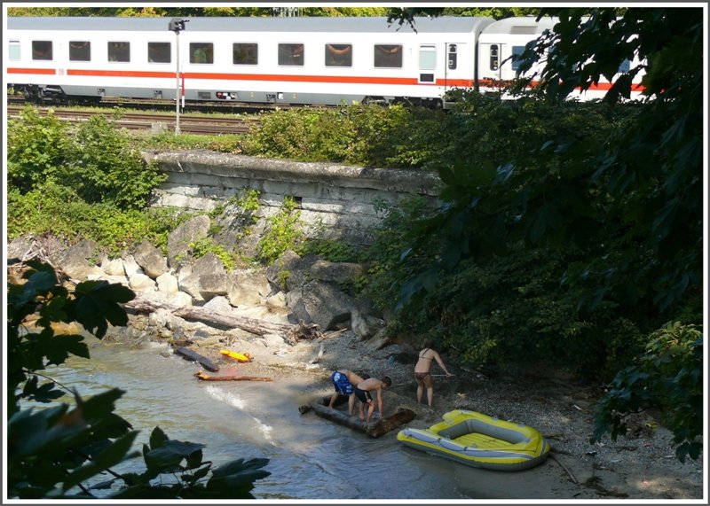 Whrend wir Fotografen auf der Brcke geschwitzt haben, fhrt der IC aus Mnster(Westf) ein und ein paar Kinder vergngen sich an den Gestaden des schwbischen Meers in Lindau. (30.08.2008)
