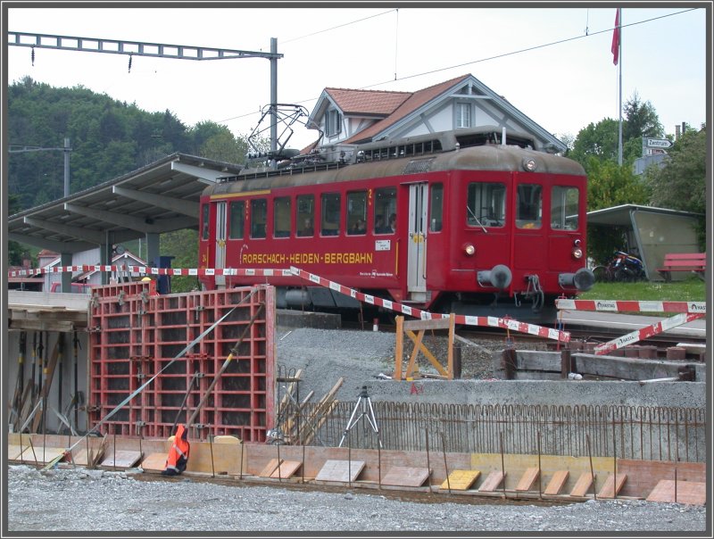 Whrend der wchentlichen Inspektion des BDeh3/6 25 kam wieder einmal ABDeh 2/4 24 Trudi zum Einsatz. Der Depotneubau in Heiden nimmt langsam Formen an. (07.05.2007)