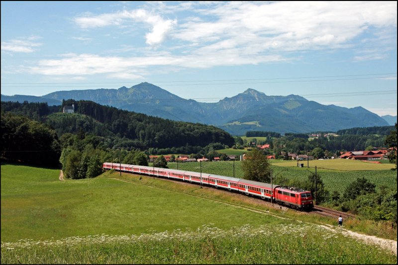 Whrend z.B in NRW die n-Wagen auf dem Rckzug sind, werden diese weiterhin zwischen Mnchen und Salzburg eingesetzt. Zwischen dem (userlichen)-Pflegezustand der n-wagen in Oberbayern und NRW liegen welten.... Eine 111er bringt bei Vachendorf die RB 30011 von Rosenheim nach Salzburg Hbf. (06.07.2008)
