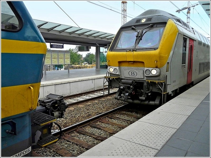 Whrend der Zug aus Blankenberge schon in Brgge wartet, kommt die Einheit aus Knokke dort an und durch die automatische Kupplung werden die beiden Zge miteinander verbunden. 13.09.08 (Jeanny)