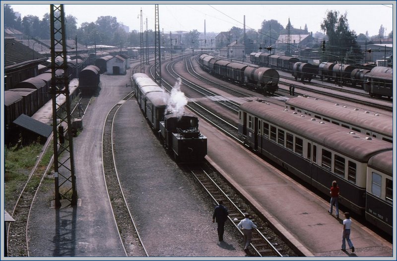 Wlderbahndampfzug beim Zurcksetzen nach Bregenz Vorkloster. Rechts stehen zwei 4030er und auch sonst ist der Bahnhof Bregenz gut gefllt. (Archiv 08-75)
