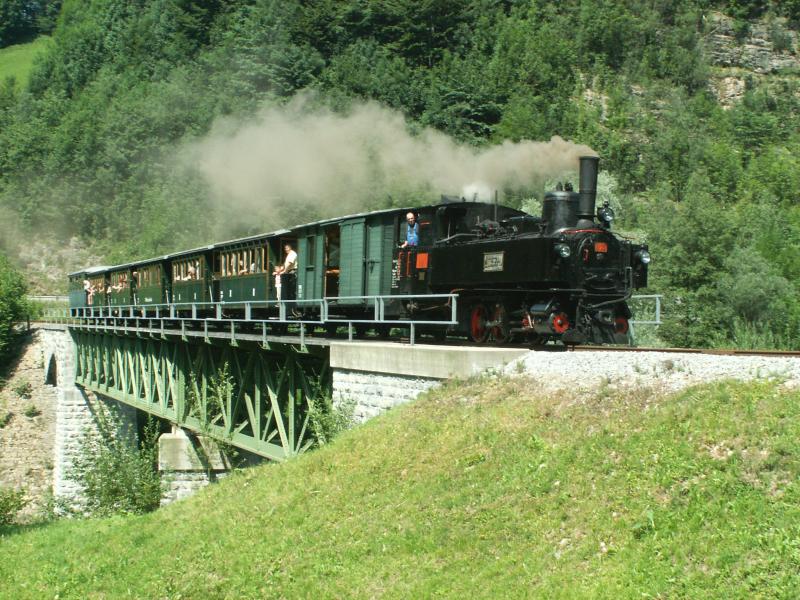 Wlderbahnzug auf der Sporeneggbrcke ber der Bregenzer Ach,auf der Fahrt nach Bezau.28.07.05