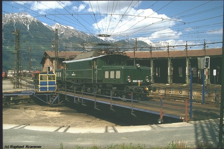 Wre die Computernummer nicht, knnte das Bild auch lter sein: 1020 027-7 Anfang der 90er auf der Drehscheibe des Bw Innsbruck.