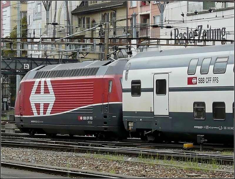 Wre die Lok anders rum gedreht, wrde wenigstens die Linienfhrung mit den Wagen passen. Re 460 016-9 fotografiert am 04.08.08 beim Verlassen des Bahnhofs Basel SBB. (Jeanny)