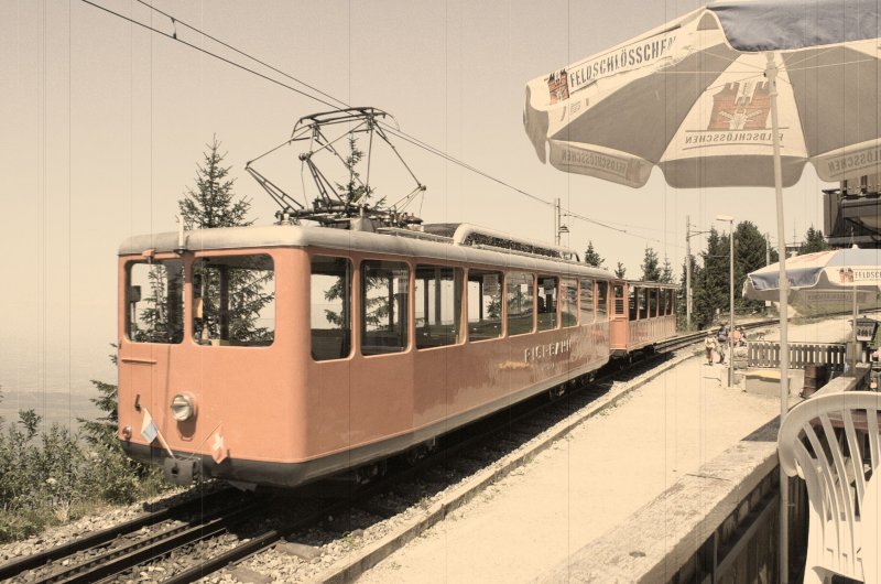 Wren da nicht die modernen Sonnenschirme knnte man sich in die 30ger Jahre zurck versetzt fhlen. Bhe 2/4 Nr. 4 der Rigibahnen aufgenommen am 19.07.2006.