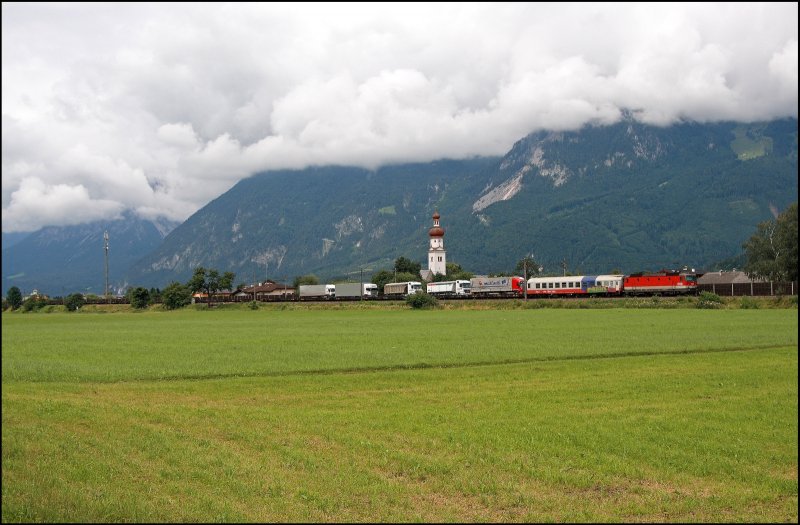 Wrend eine Unbekannte 1216er die Rola zieht, schiebt die 1044 103 den Zug durch das Inntal bei Radfeld. Gerade einmal Fnf Lkw´s fahren Umweltfreundlich dem Ziel entgegen. (04.07.2008)