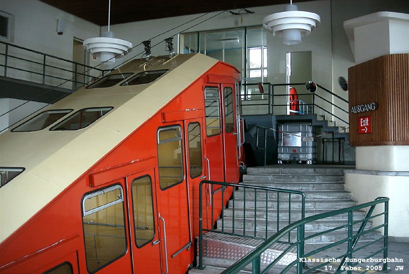 Wagen 1 in der Bergstation, die die Zge der Fnfziger Jahre trug - es ist eine Andeutung der Mechanik zu erkennen, die, ebenso wie die Steuerung, wirklich museumsreif war - es ist ein kleiner Teil davon in einer privaten Sammlung erhalten. Die Bergstation hier im Bilde, immerhin von der Hand eines Prachensky, wurde nach der Einstellung der Bahn umgehend geschleift, um der Bergstation der Neuen Hungerburgbahn, die mit der Klassischen eben genau die Lage der Bergstation gemeinsam hat, Platz zu machen. 17. Feber 2005 kHds