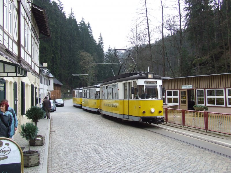 Wagen 1 der Kirnitzschtalbahn an der Haltestelle Lichtenhainer Wasserfall auf dem Weg nach Bad Schandau - Ostern 2007 - 