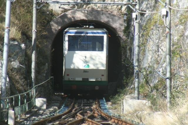 Wagen 1 der Standseilbahn Avellino - Monte Vergine bei der Einfahrt in den Tunnel hinter dem Ausweich; 10.11.2007 