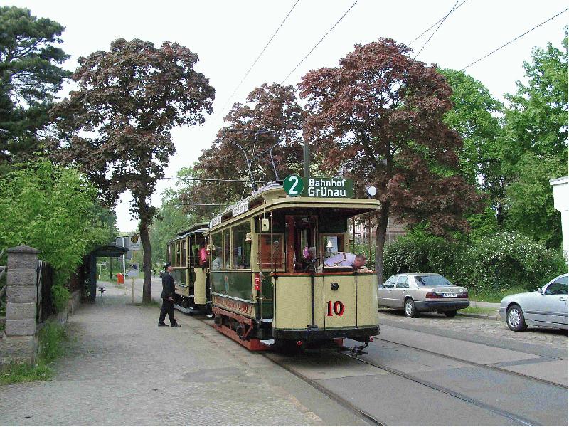 Wagen 10 hat am 12. Mai 2002 in Karolinenhof an der Schappachstrae ber das ansonsten nur sehr selten genutzte Gleisdreieck gewendet und wird als zustzlicher Sonderzug zurck nach Alt-Schmckwitz fahren. 