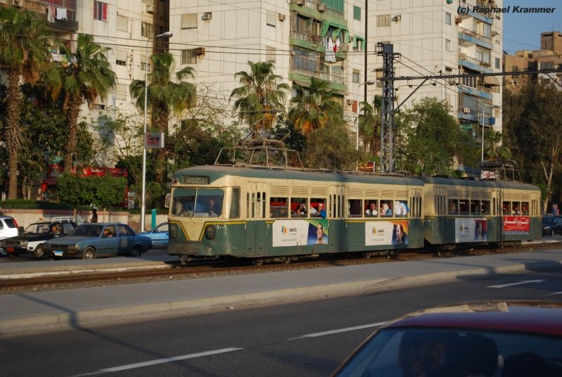 Wagen 1009 und 1007 der Stra�enbahn in Kairo am 16.04.09. Aufgrund der in �gypten �blichen enormen Fahrdrahth�he sind die Stromabnehmer auf ein Podest geschraubt. Es kommen immer zwei Triebw�gen gemeinsam zum Einatz, da sie nur �ber einen F�hrerstand verf�gen.