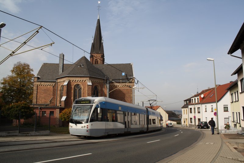 Wagen 1009 bei der Bgelfahrt ber den Neubauabschnitt  Riegelsberg Sd  -  Etzenhofen  vor der katholischen Pfarrkirche in Riegelsberg - zwischen den knftigen Haltestellen  Post  und  Riegelsberghalle  (13.10.2008).