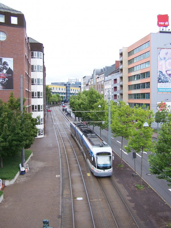 Wagen 1029 der Saarbahn auf der Linie 1 Richtung Brebach kurz nach dem Unterqueren der Westspangenbrcke, von der das Foto aufgenommen wurde, bei der Einfahrt in die Haltestelle  Trierer Strae . (06.09.2008)